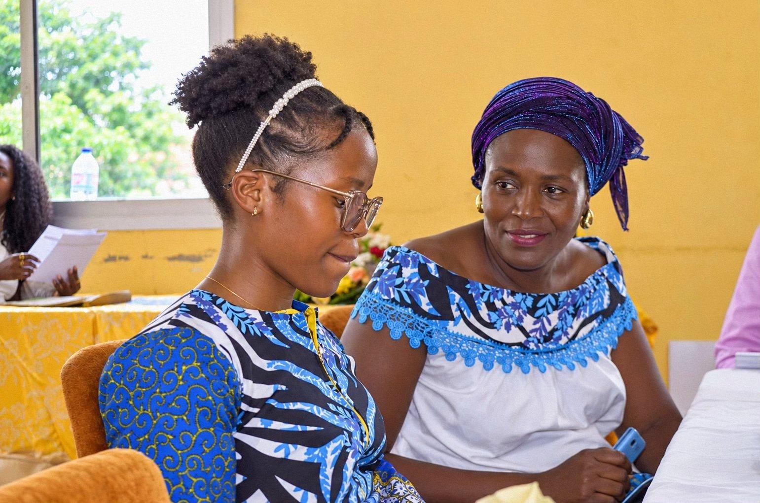 Ornela et sa mère, réunies pour la remise de sa distinction