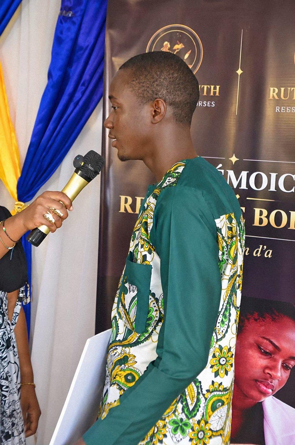 Benjamin Junior répond aux questions au moment de recevoir son chèque symbolique
