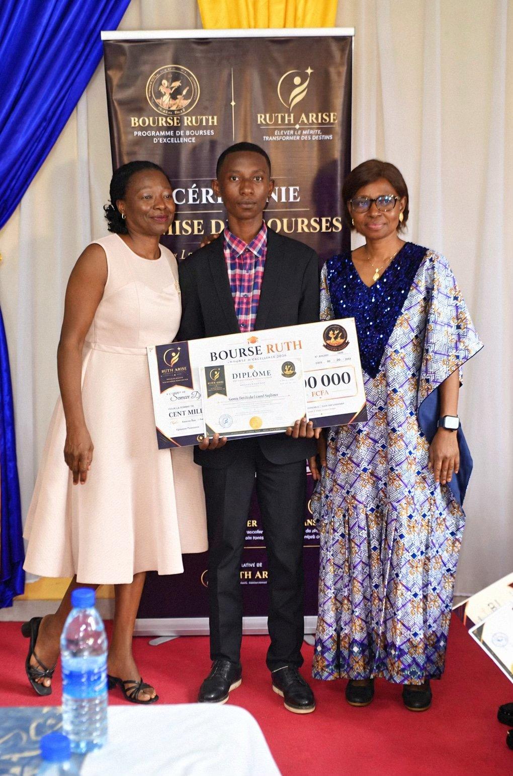 Leonel Stéphane entouré de sa famille, lors de la remise du Prix Ruth Excellence