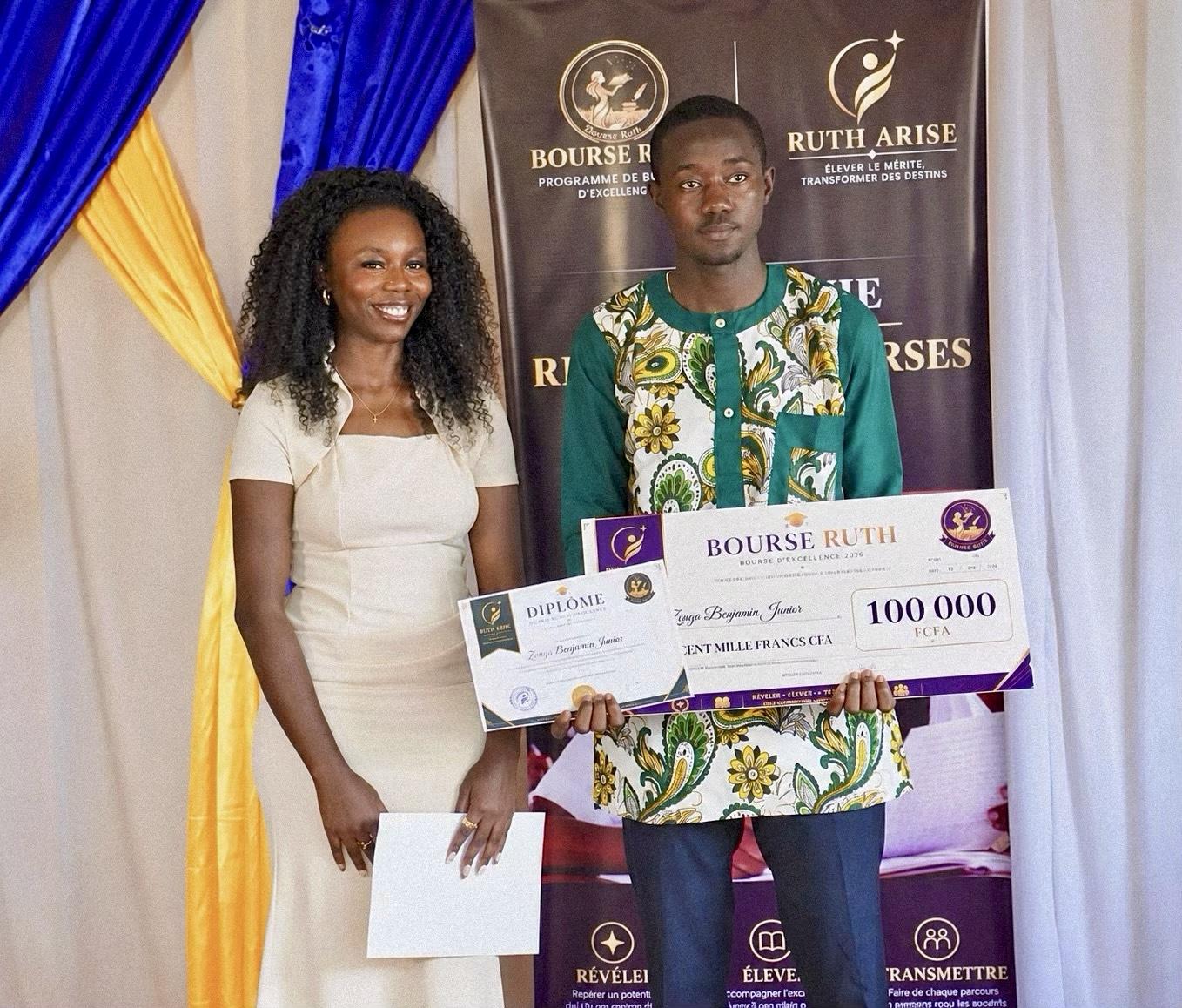 La Présidente Fondatrice et Benjamin Junior, lauréat du Prix Ruth Excellence