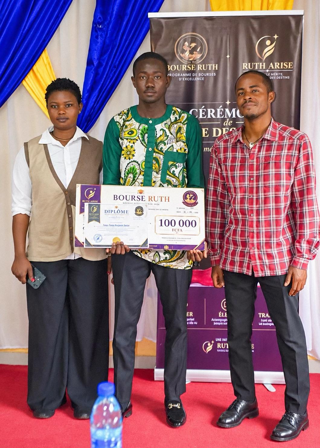 Benjamin Junior entouré de sa famille, lors de la remise du Prix Ruth Excellence